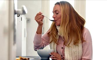 Bild: BR Eine Frau isst eine Suppe