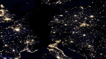 Bild: BR Luftaufnahme von Europa bei Nacht, Deutschland ist Dunkel.