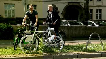 Bild: SWR Martin Tönnes und Radaktivist im Gespräch am Geisterfahrrad Ernst-Schmidt-Platz in Essen