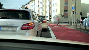 Eine rote Ampel wird zum Rechtsabbiegen überfahren.