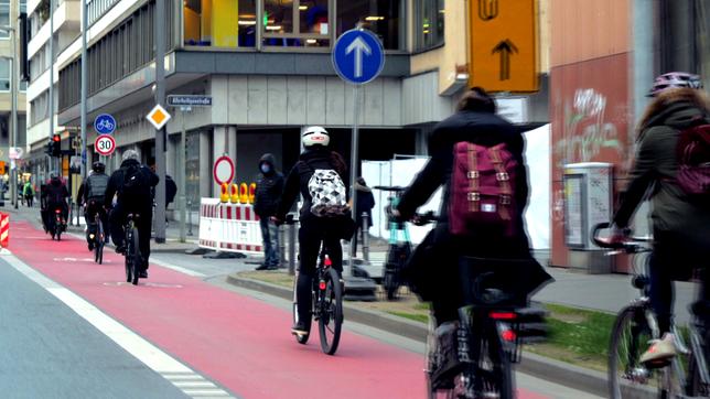 Fahrradfahrer in der Stadt.