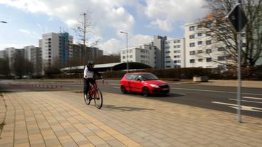 Bild: hr Ein Fahradfahrerin auf einem Radweg, daneben ein Auto mit viel Abstand.