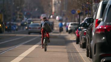 Fahrradfahrerin im Straßenverkehr