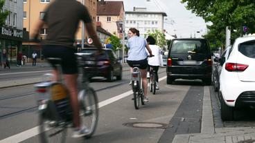 Ein Bus parkt auf eine Radfahrstreifen.