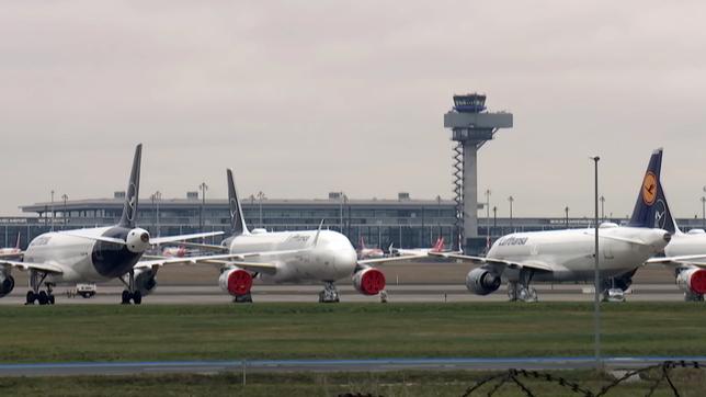 Flugzeuge auf dem Flughafen BER 
