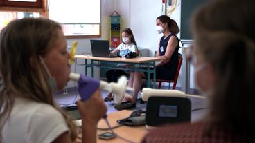 Bild: NDR Schülerinnen und Lehrerin in einer Klasse