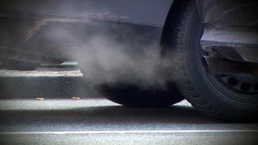 Bild: NDR Aus dem Auspuff eines Auto kommt eine Abgaswolke.