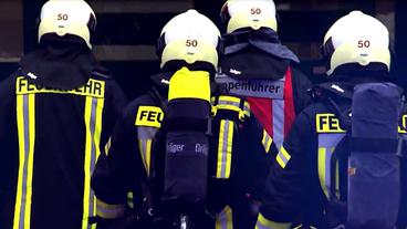 Bild: SWR Feuerwehrmänner auf dem Weg zum Einsatzort