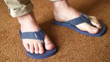 Nahaufnahme von Füßen in Flip-Flops