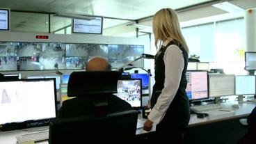 Bild: BR Zwei Personen sehen auf verschiedene Computerbildschirme