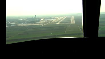 Anflug aus Sicht der Piloten auf den Flughafen Wien-Schwechat.