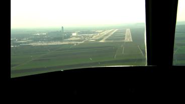 Bild: BR Anflug aus Sicht der Piloten auf den Flughafen Wien-Schwechat.