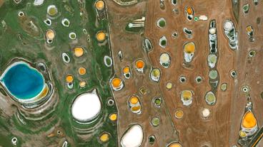 Bild: eoVision/DigitalGlobe Satellitenbild einer Ackerfläche mit verschiedenfarbigen Salztümpeln in Beaumont, Australien