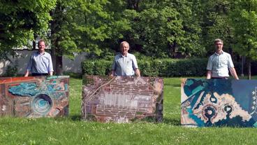 Bild: WDR Drei Männer mit großformatigen Satellitenbildern in einem Park