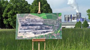 Bild: WDR Satellitenbilder des Tagebaus Garzweiler auf einer Staffelei im Freien