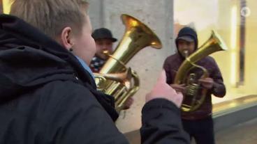 Bild: ARD Eine Gebärdensprachdolmetscherin für Musik