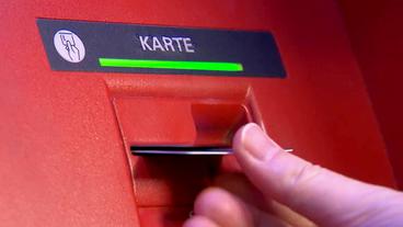 Eine EC-Karte wird in einen Geldautomaten gesteckt