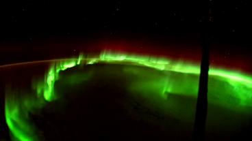 Bild: ESA Grüne Lichtschleier ziehen sich über den Globus.