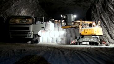 Bild: SWR Big Bags werden in Untertagedeponie gestapelt.