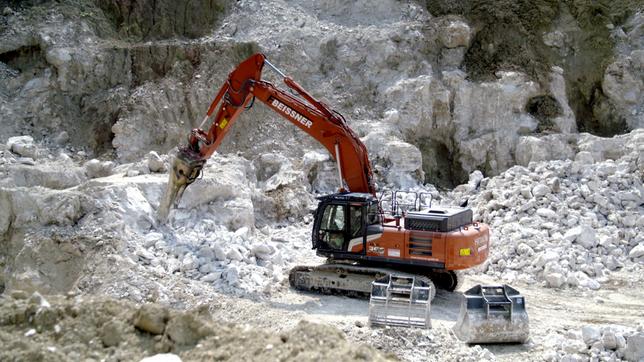 Bagger beim Gipsabbau