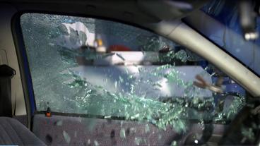 Bild: NDR Eingeschlagene Scheibe an der Fahrerseite eines Autos.