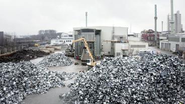 Bild: WDR Berge mit Elektroschrott auf einem Werksgelände.