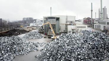 Berge mit Elektroschrott auf einem Werksgelände.