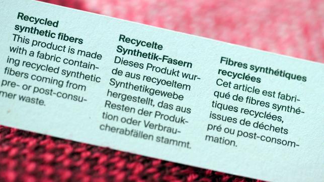 Bild: BR Bekleidung hängt auf Bügeln.