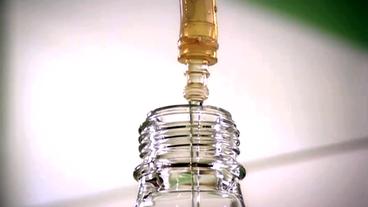Eine Spritze wird in einen Glasbehälter gehalten
