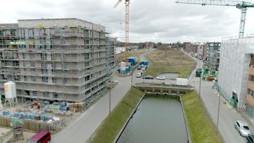 Rückhaltebecken und Sickerflächen in einem Neubaugebiet.