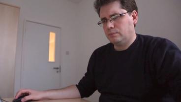 Bild: WDR Eliot Higgins sitzt am Laptop