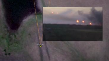 Bild: Guardian News & Media Ltd Satellitenbild. Darauf ein kleines Realbild, das abgefeuerte Raketen zeigt.