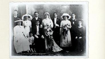 Bild: WDR Ein altes Hochzeitsfoto in einem Familienalbum.