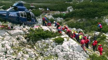 Ein verunglückter Forscher wird zum Hubschrauber gebracht