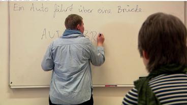 Bild: NDR Laura Schwengber schreibt einen Satz in der Grammatik der deutschen Gebärdensprache an die Tafel