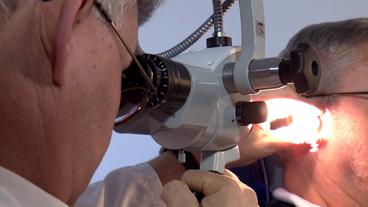 Bild: NDR HNO-Arzt beanhelt einen Patienten.