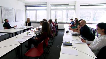 Bild: SWR Studenten sitzen in einem Hörsaal.