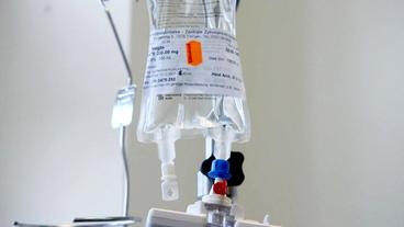 Bild: SWR Beutel mit einer Infusionslösung