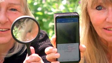 Bild: hr Zwei Frauen halten eine Lupe und ein Handy in die Kamera.
