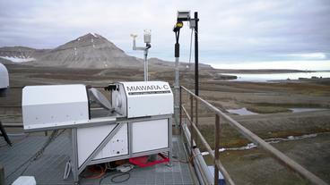 Meteorologische Messgeräte auf dem Dach der deutsch-französischen Forschungsstation in Ny Alesund / Spitzbergen