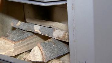 Bild: NDR Geschichtetes Feuerholz in einem Kaminofen