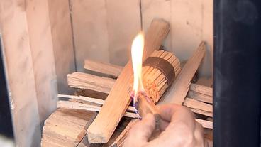Bild: NDR Anzünder auf geschichtetem Holz.