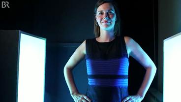 Bild: BR Frau mit blau-schwarzem Kleid in dunklem Farblabor.