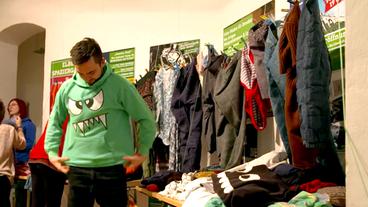 Bild: HR Ein Mann probiert auf einer Kleidertauschparty ein Sweatshirt an