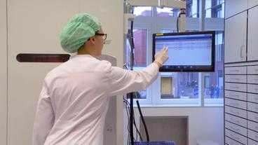 Bild: HR Krankenschwester bedient einen Computer.