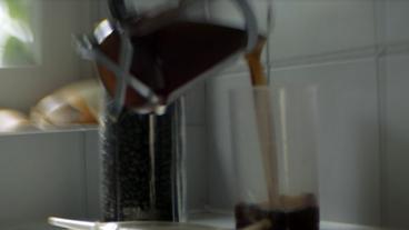 Bild: SWR Kaffee wird in einen Irrigator gegossen