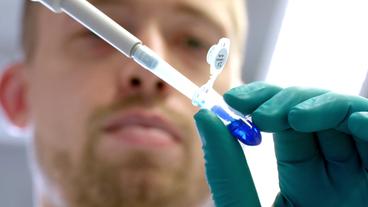 Bild: SWR Ein Mann füllt Tiergift mit einer Pipette in ein kleines Probengefäß
