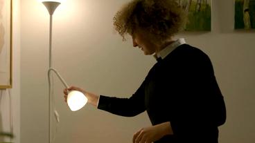Bild: NDR Frau steht vor einer Lampe
