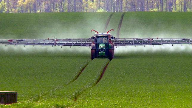 Auf einem Feld wird ein Pestizid ausgebracht.