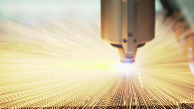 Bild: NDR Laser schneidet Edelstahl-Platte.